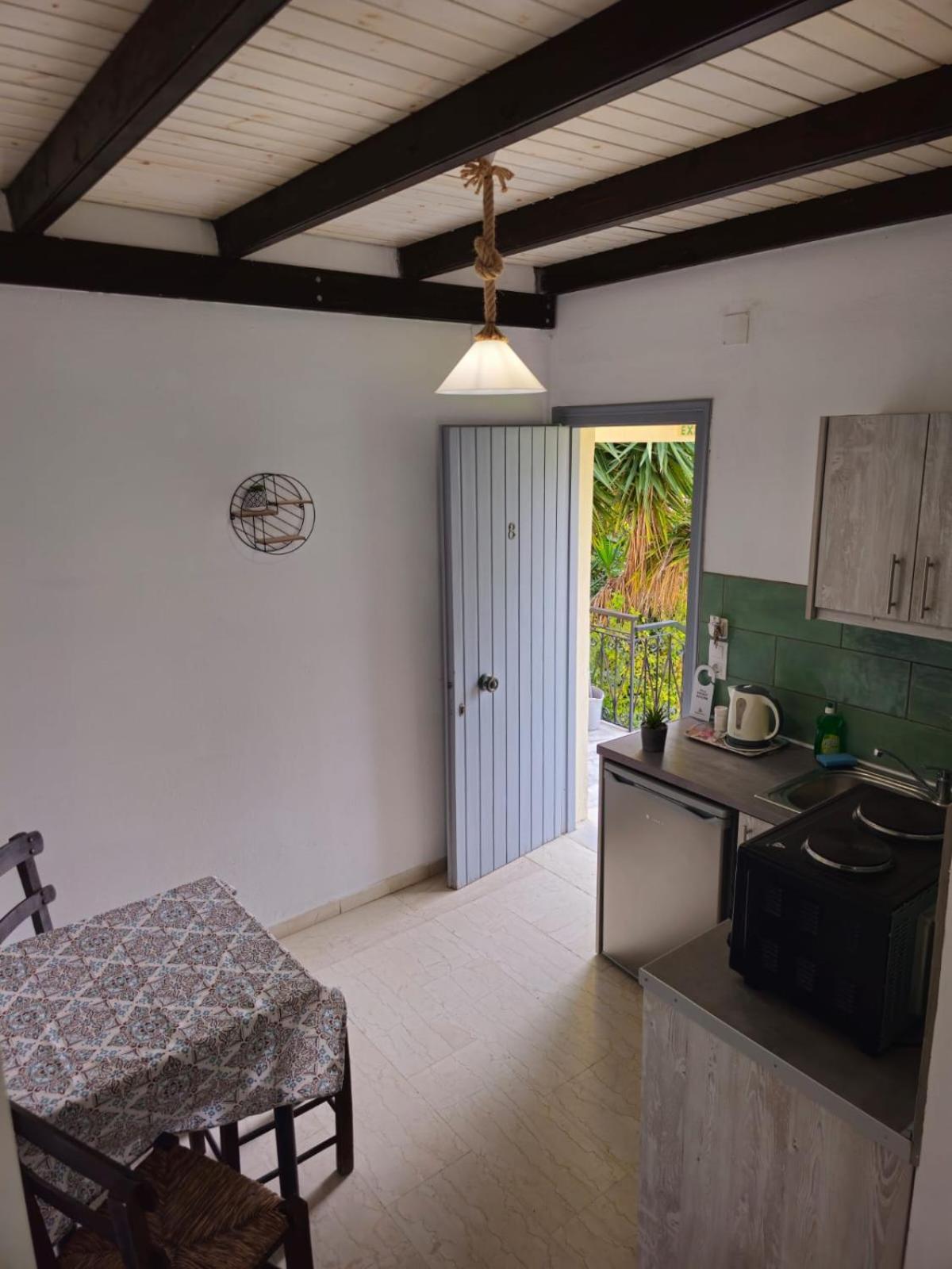 Gardelis Gardens Apartment เวนิทเซส ห้อง รูปภาพ