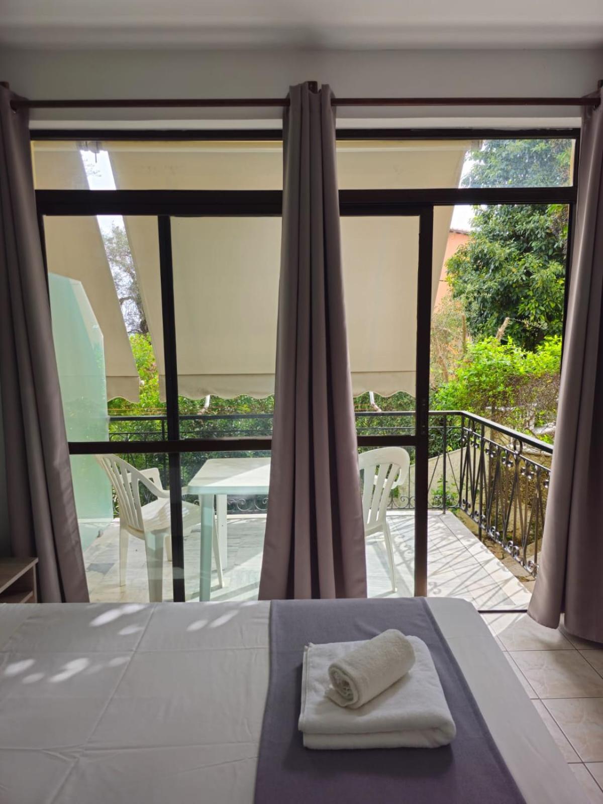 Gardelis Gardens Apartment เวนิทเซส ห้อง รูปภาพ